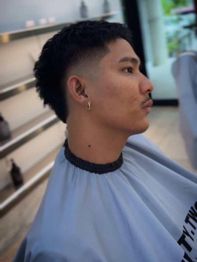 Precision men’s haircut by expert barber at TWENTY.TWO CUT