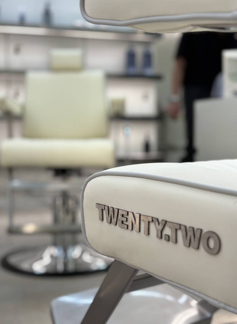 Men’s Glow facial at TWENTY.TWO CUT Bangkok – brightening skincare for refreshed, radiant skin